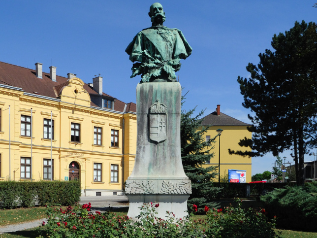 Bruckneudorf, Knig-Franz-Joseph Denkmal