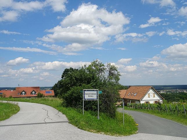 Deutsch Schtzen Weinberg, Ortstafel