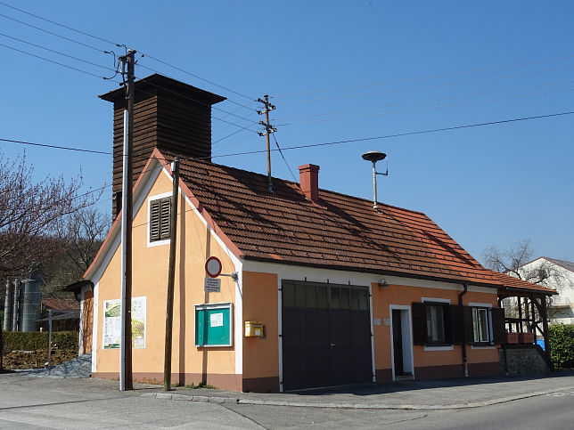 Hll, Feuerwehr und Gemeindehaus