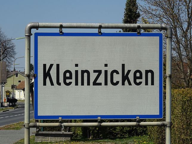 Kleinzicken, Ortstafel