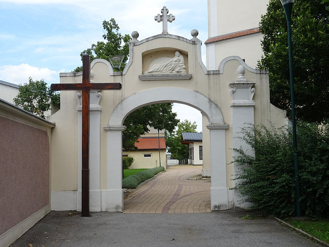 Pama, Friedhofsportal