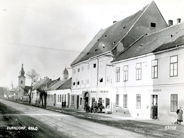 Zurndorf, Volksschule und Kaufhaus