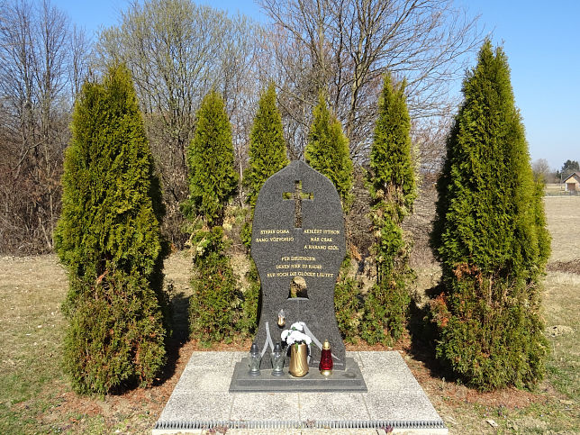 Alsszlnk, Trilingual Monument