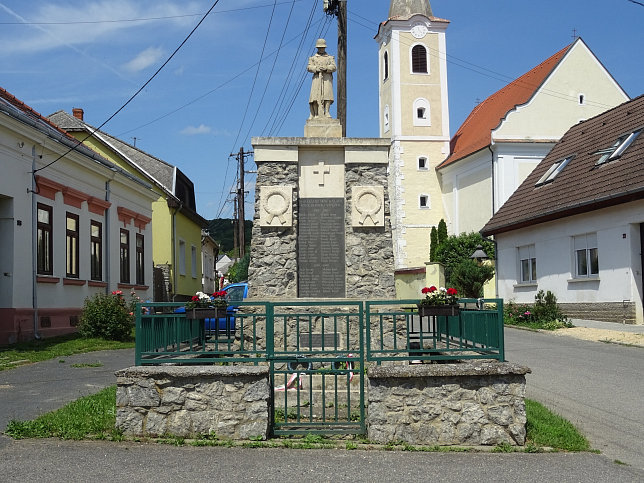 Bozsok, Kriegerdenkmal