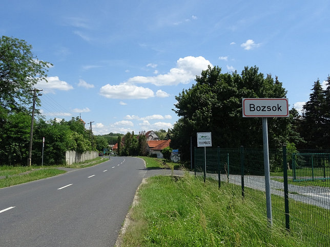 Bozsok, Ortstafel