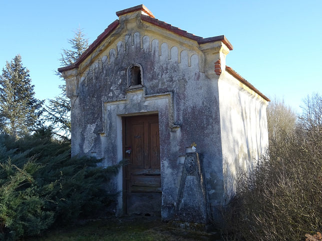 Csknydoroszl, Kapelle vor der Kirche