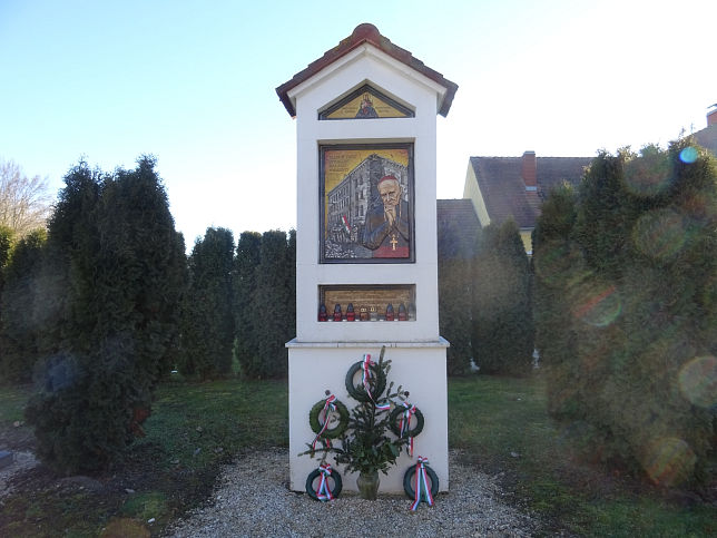 Csknydoroszl, Mindszenty-Denkmal