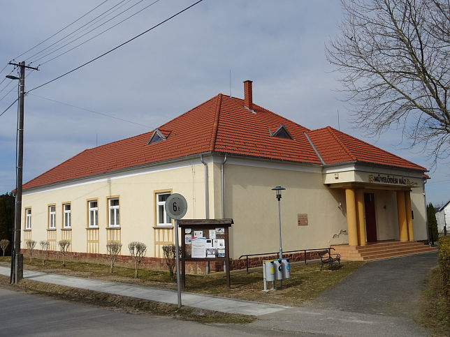 Csrtnek, Kuntr Lajos Gemeinschaftszentrum