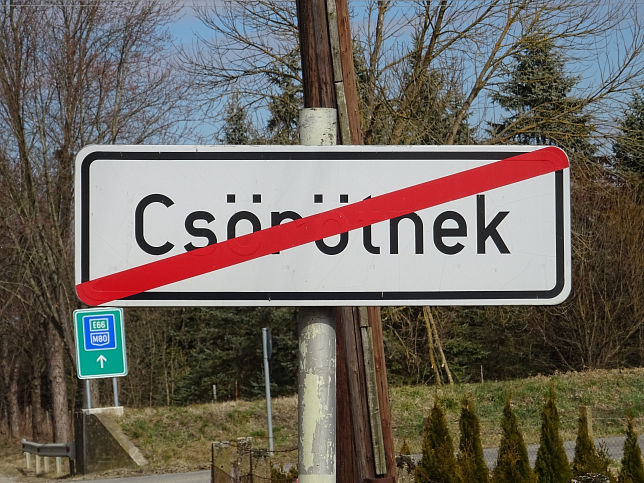 Csrtnek, Ortstafel-Ende