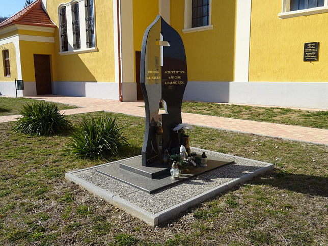 Felsőszlnk, Trilingual-Monument