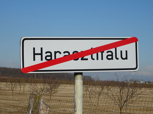 Harasztifalu, Ortstafel-Ende