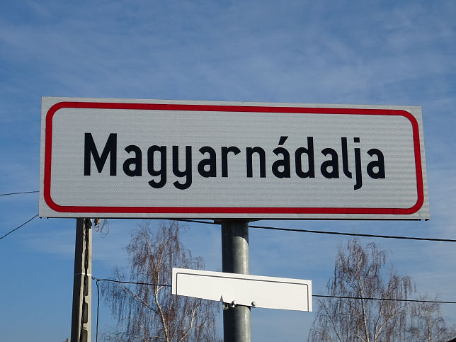 Magyarndalja, Ortstafel