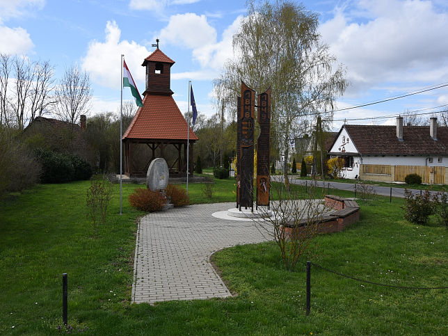 Molnaszecsd, Denkmal und Glockenturm