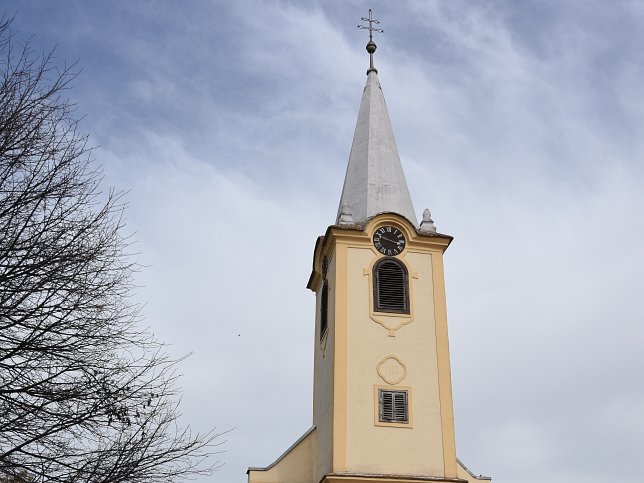 Perenye, Kirche