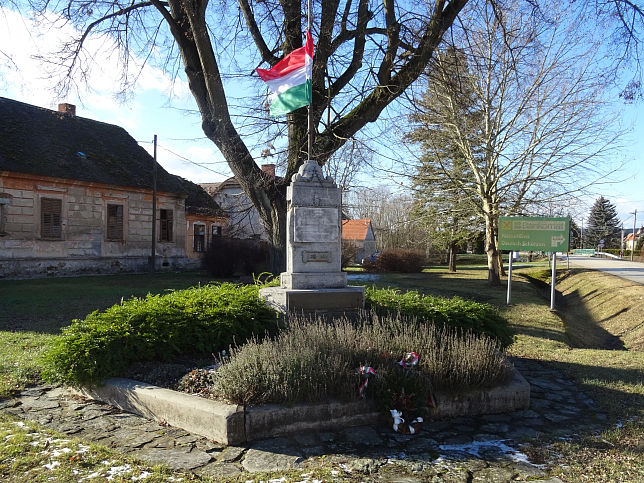 Pornapti, Patriotismus-Denkmal