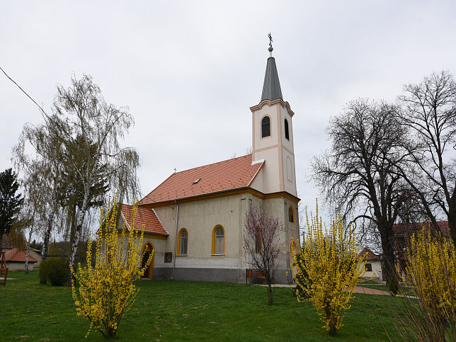 Pusztacs, Kirche