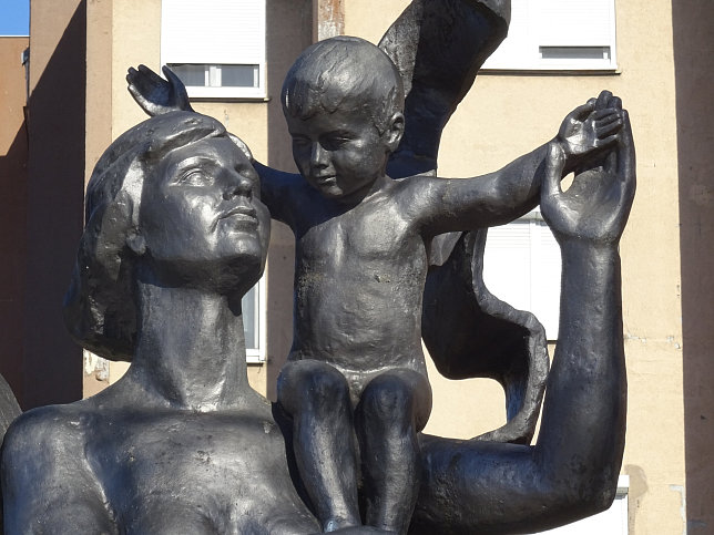 Szombathely, Skulptur 'Mutter mit Kind'