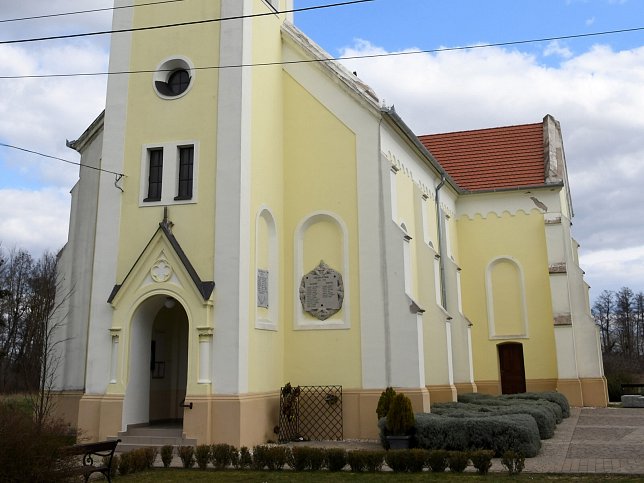 Tanakajd, Kirche