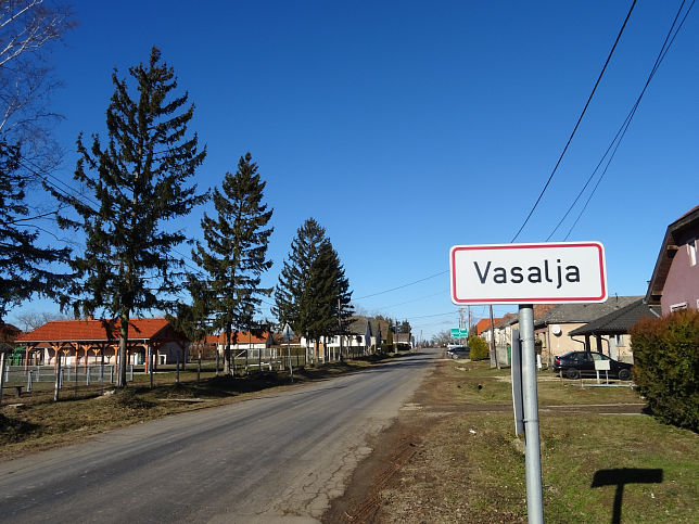 Vasalja, Ortstafel