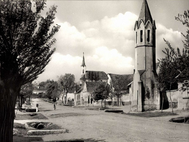 Hegyfalu, Kirche und Glockenturm