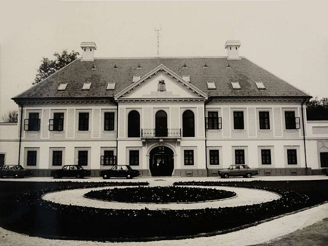 Vasszcseny, Schloss j-Ebergnyi