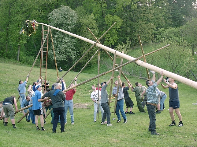 Maibaumaufstellen 30.4.2011