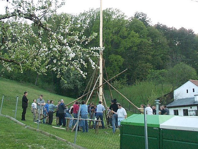 Maibaumaufstellen 30.4.2011