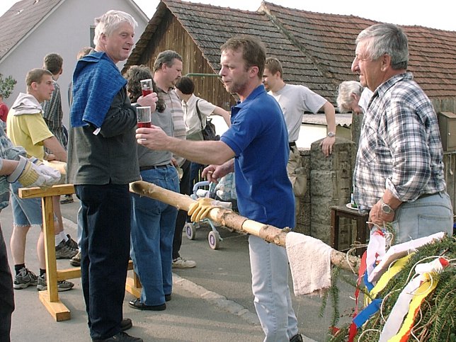 Maibaumaufstellen 30.4.2011