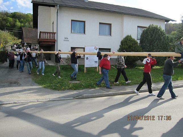 Maibaumaufstellen 21.4.2012