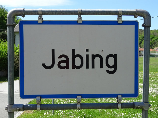 Jabing, Ortstafel