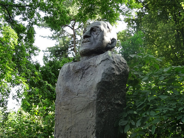 Adolf-Schrf-Denkmal