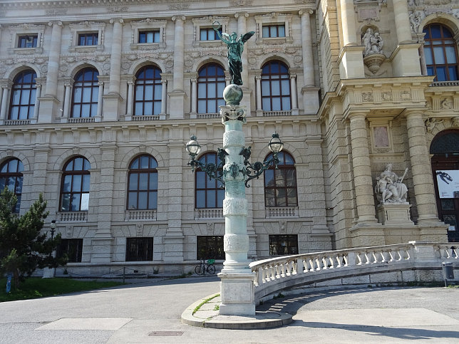 Statue der Nike am Portal des Naturhistorischen Museums