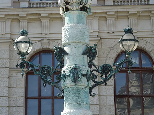 Statue der Nike am Portal des Naturhistorischen Museums