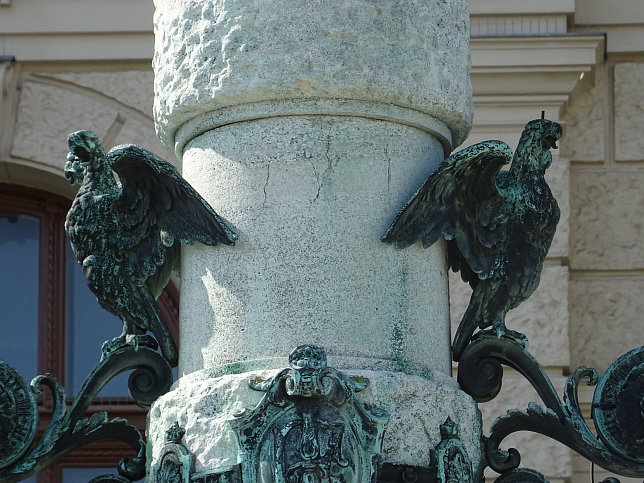 Statue der Nike am Portal des Naturhistorischen Museums