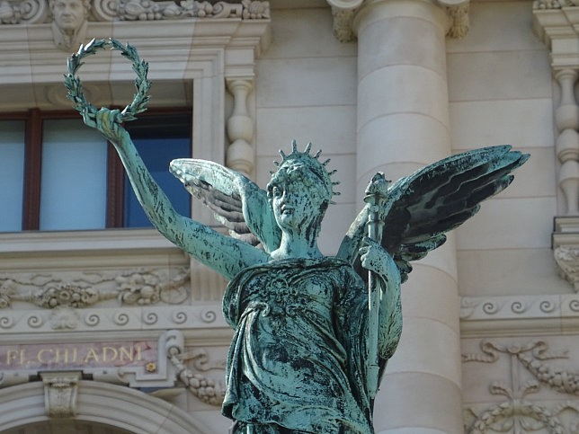 Statue der Nike am Portal des Naturhistorischen Museums