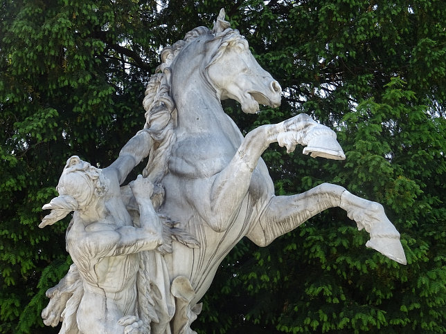 Rossebndiger am Maria-Theresien-Platz