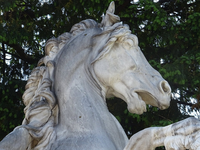 Rossebndiger am Maria-Theresien-Platz