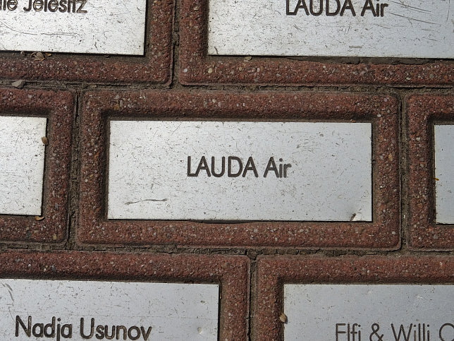 Platz der Meilensteine, Lauda Air