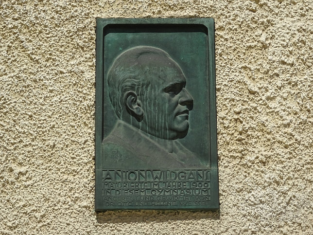 Piaristengymnasium, Gedenktafel Anton Wildgans