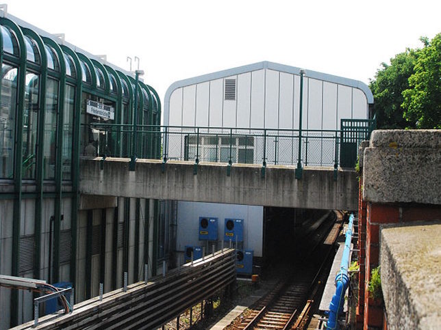 Brcke Neuer Zugang, Station Friedensbrcke