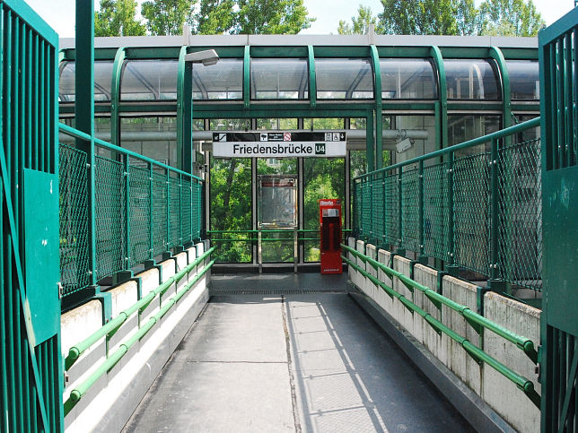 Brcke Neuer Zugang, Station Friedensbrcke