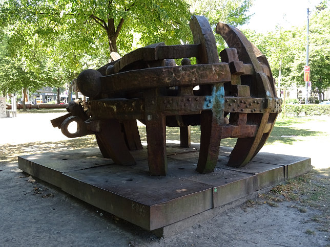 Metallskulptur 'Der zerbrochene Globus'