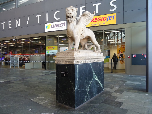 Markuslwe im Hauptbahnhof