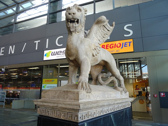 Markuslwe im Hauptbahnhof