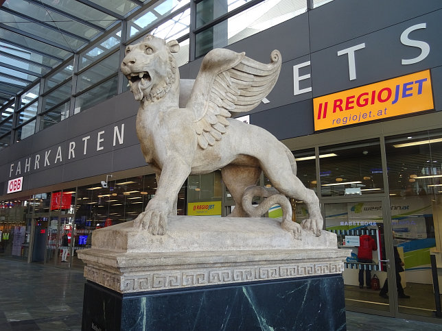 Markuslwe im Hauptbahnhof