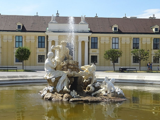 Westlicher Ehrenhofbrunnen vor Schloss Schnbrunn