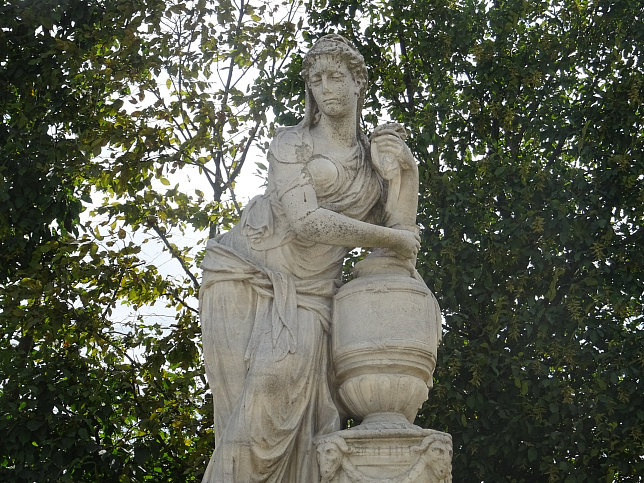 Schloss Schnbrunn, Statue Artemisia (01)