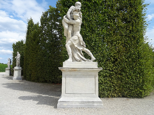 Schloss Schnbrunn, Statue Flucht aus Troja (05)