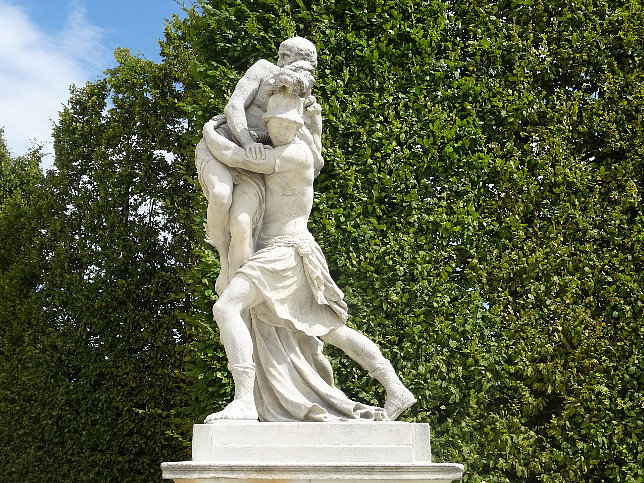 Schloss Schnbrunn, Statue Flucht aus Troja (05)