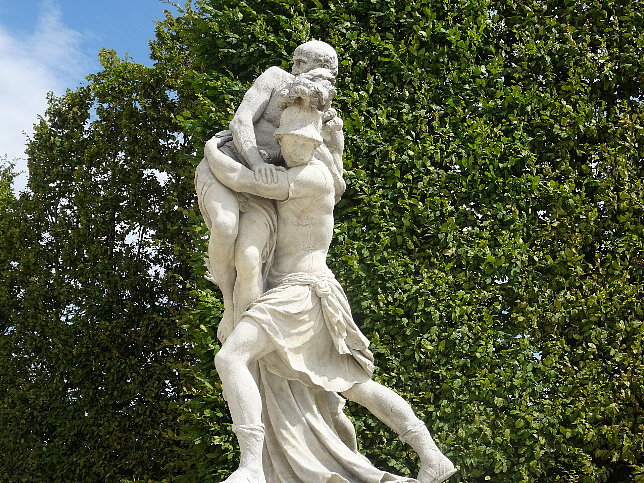 Schloss Schnbrunn, Statue Flucht aus Troja (05)